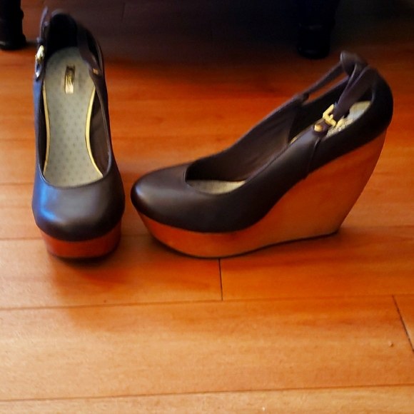 Report Signature Wedge Pumps - Picture 2 of 4